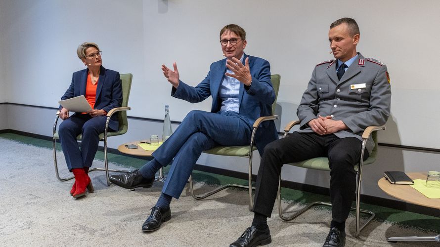 Sönke Neitzel stellte Anfang April sein neues Buch in der Bundesgeschäftsstelle des DBwV vor. Links im Bild Moderatorin Anna Engelke, Leiterin der Radio Gemeinschaftsredaktion im ARD-Hauptstadtstudio, und Oberstleutnant i.G. Marcel Bohnert, stellvertretenden Vorsitzenden des DBwV. Foto: DBwV/Sarina Flachsmeier