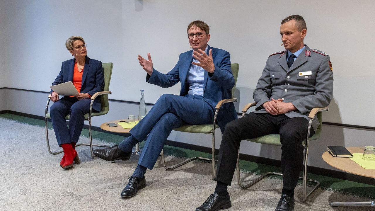 Sönke Neitzel stellte Anfang April sein neues Buch in der Bundesgeschäftsstelle des DBwV vor. Links im Bild Moderatorin Anna Engelke, Leiterin der Radio Gemeinschaftsredaktion im ARD-Hauptstadtstudio, und Oberstleutnant i.G. Marcel Bohnert, stellvertretenden Vorsitzenden des DBwV. Foto: DBwV/Sarina Flachsmeier
