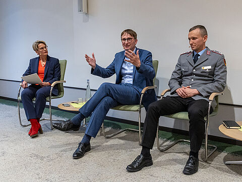 Sönke Neitzel stellte Anfang April sein neues Buch in der Bundesgeschäftsstelle des DBwV vor. Links im Bild Moderatorin Anna Engelke, Leiterin der Radio Gemeinschaftsredaktion im ARD-Hauptstadtstudio, und Oberstleutnant i.G. Marcel Bohnert, stellvertretenden Vorsitzenden des DBwV. Foto: DBwV/Sarina Flachsmeier