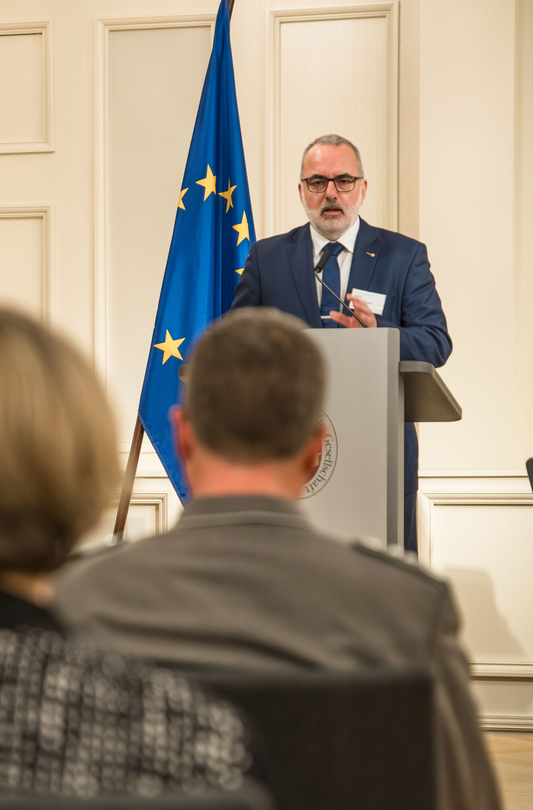 Generaloberstabsarzt a. D. Dr. Ulrich Baumgärtner, der Vorstandsvorsitzende der Deutschen Härtefallstiftung, begrüßte die Gäste. Foto: Bundeswehr/Baronsky