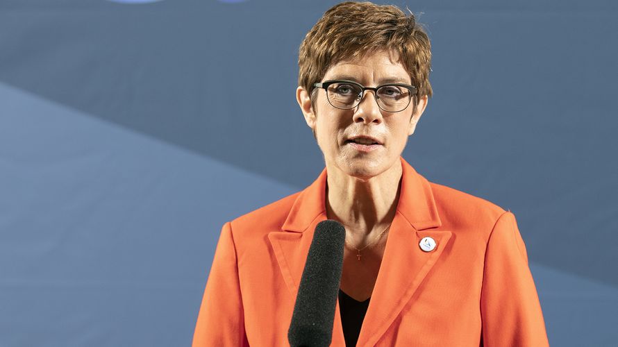 Rotes Warnsignal der Corona-App: Annegret Kramp-Karrenbauer begab sich trotz negativen Testergebnisses in Quarantäne. Foto: Bundeswehr/Andrea Bienert.