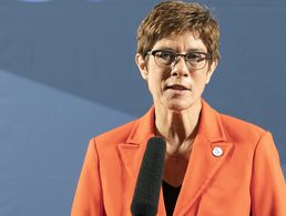 Rotes Warnsignal der Corona-App: Annegret Kramp-Karrenbauer begab sich trotz negativen Testergebnisses in Quarantäne. Foto: Bundeswehr/Andrea Bienert.