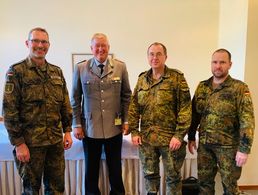 Der Vorsitzende Heer Oberstleutnant Thomas Behr (2.v.l.) zu Besuch in Münster: hier mit Oberstleutnant Christian Pflügler, Brigadegeneral Dieter Meyerhoff und Oberstabsfeldwebel Alexander Gerecke (v.l.) Foto: Stephan Heesch