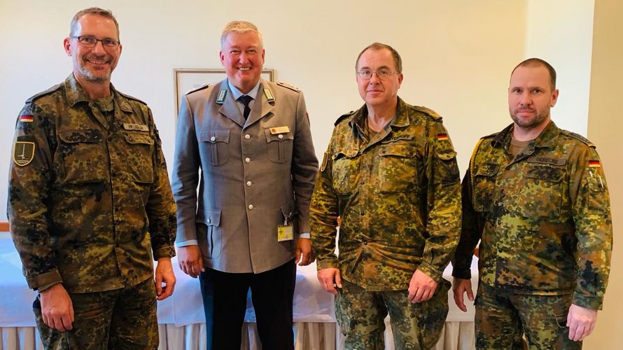 Der Vorsitzende Heer Oberstleutnant Thomas Behr (2.v.l.) zu Besuch in Münster: hier mit Oberstleutnant Christian Pflügler, Brigadegeneral Dieter Meyerhoff und Oberstabsfeldwebel Alexander Gerecke (v.l.) Foto: Stephan Heesch