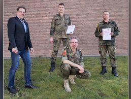 Eine unerwartete Auszeichnung: (v.l.) Neser, Knirsch, Schumann (knieend) und Redschus. Foto: DBwV