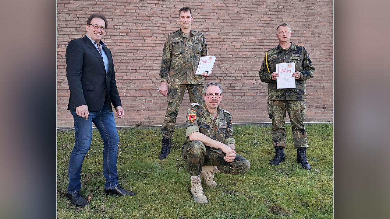 Eine unerwartete Auszeichnung: (v.l.) Neser, Knirsch, Schumann (knieend) und Redschus. Foto: DBwV
