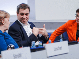 Auf dem CDU-Parteitag in Leipzig: Bundeskanzlerin Angela Merkel, CSU-Parteichef Markus Söder und die CDU-Vorsitzende Annegret Kramp-Karrenbauer. Foto: picture alliance/Michael Kappeler/dpa