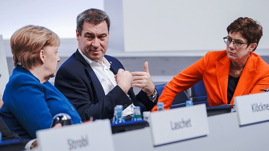 Auf dem CDU-Parteitag in Leipzig: Bundeskanzlerin Angela Merkel, CSU-Parteichef Markus Söder und die CDU-Vorsitzende Annegret Kramp-Karrenbauer. Foto: picture alliance/Michael Kappeler/dpa