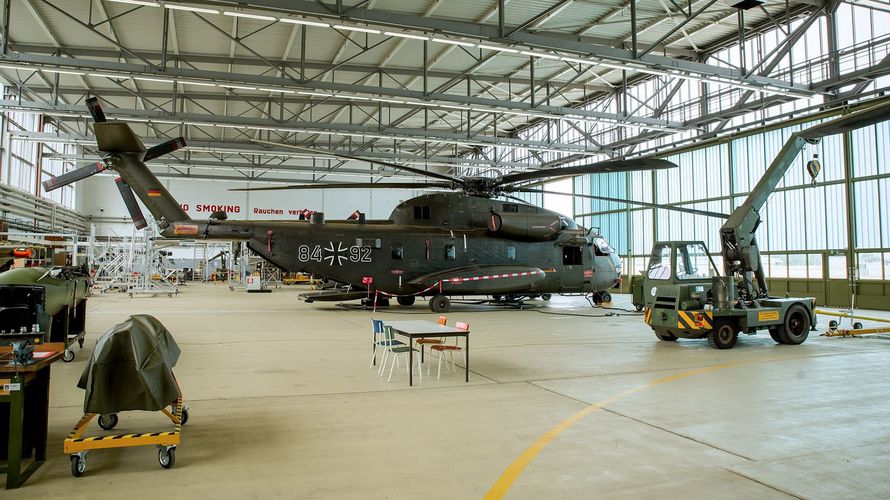 Die CH-53 der Bundeswehr, hier auf dem Fliegerhorst Faßberg, verbringen inzwischen aufgrund ihres Alters und der hohen Einsatzbelastung viel Zeit in der Wartung. Ersatz wird dringend benötigt. Foto: DBwV/Bombeke