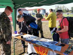 Viele Teilnehmer am Sportfest des Kdo H nutzten den Stand der TruKa, um sich mit aktuellen Informationen zu versorgen und mit den Mandatsträgern der TruKa ins Gespräch zu kommen. Foto: Meyer-Urban