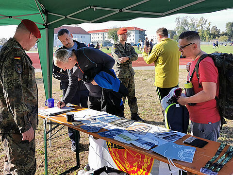 Viele Teilnehmer am Sportfest des Kdo H nutzten den Stand der TruKa, um sich mit aktuellen Informationen zu versorgen und mit den Mandatsträgern der TruKa ins Gespräch zu kommen. Foto: Meyer-Urban