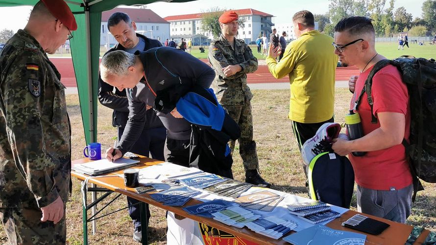 Viele Teilnehmer am Sportfest des Kdo H nutzten den Stand der TruKa, um sich mit aktuellen Informationen zu versorgen und mit den Mandatsträgern der TruKa ins Gespräch zu kommen. Foto: Meyer-Urban