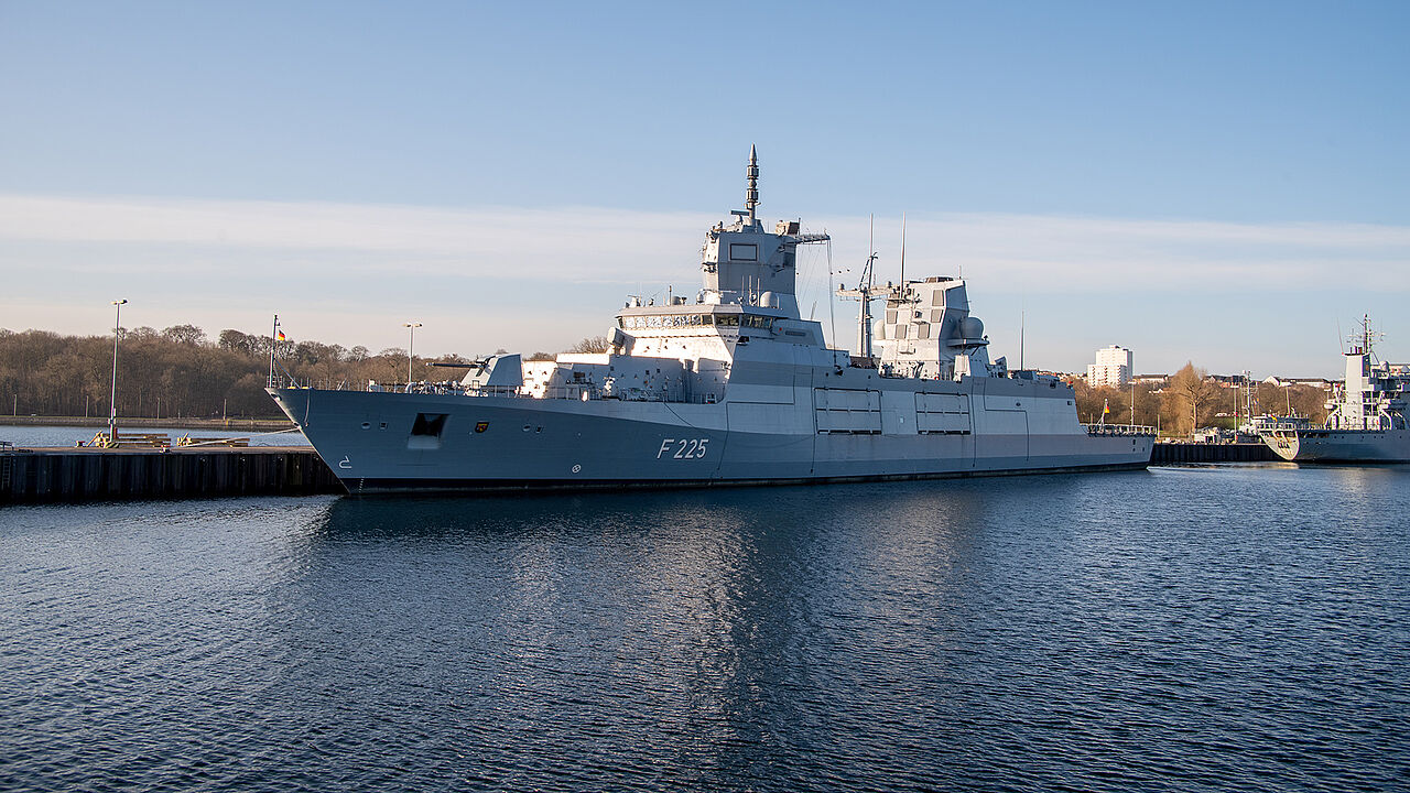 Eine Fregatte der Klasse F125 wurde 2020 neben zahlreichen anderen Rüstungsgütern an die Truppe übergeben, wie im aktuellen Rüstungsbericht des BMVg dargestellt wird. Foto: DBwV/Yann Bombeke