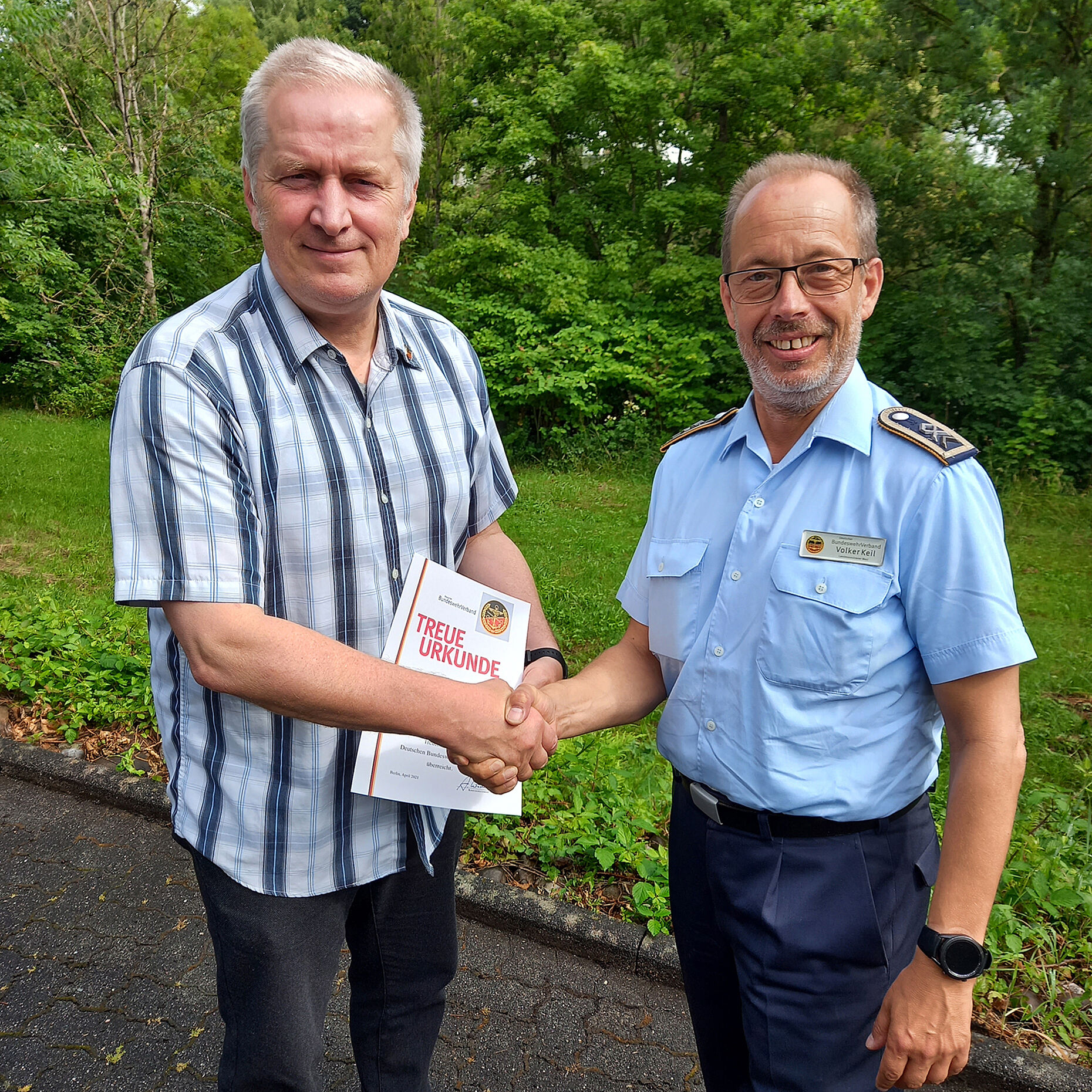 Landesvorsitzender Stabsfeldwebel Volker Keil (r.) dankte seinem Stellvertreter Hauptmann a.D. André Häusler für seine Langjährige DBwV-Mitgliedschaft. Foto:  Gerald Arleth
