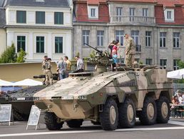 Das Heer hatte schweres Gerät aufgefahren: GTK Boxer (vorn) und Schützenpanzer Puma. Foto: DBwV/Bombeke