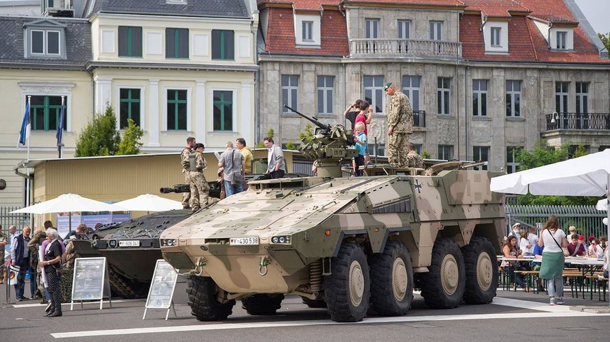 Das Heer hatte schweres Gerät aufgefahren: GTK Boxer (vorn) und Schützenpanzer Puma. Foto: DBwV/Bombeke