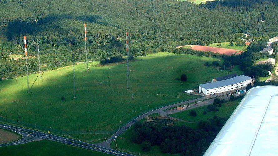 Aus der Vogelperspektive: Das Antennenfeld der Heinrich-Hertz-Kaserne in Daun. Foto: Sleeepyjack