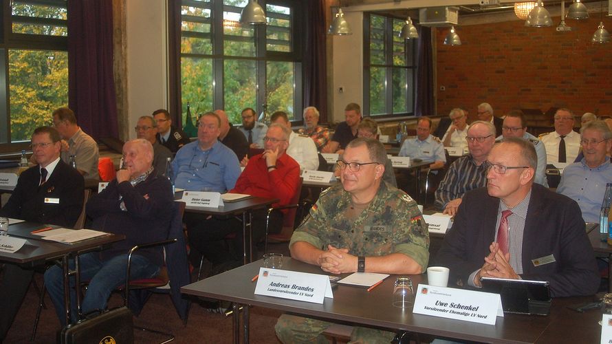 v.l.: Andreas Brandes und Uwe Schenkel (Vorsitzender ERH im Landesverband Nord) stellten sich in Neumünster den Fragen der Teilnehmer. Foto: DBwV/LV Nord