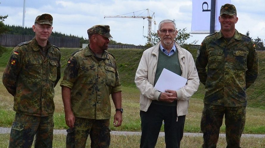 Oberstleutnant Marko Dietzmann (v.l.), Bezirksvorsitzender Oberstabsfeldwebel Gerd Bopp, Hauptmann a.D. Dieter Schlönvoigt und Oberstleutnant Alexander von Wedel. Foto: Bundeswehr/LogBtl 461