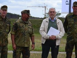 Oberstleutnant Marko Dietzmann (v.l.), Bezirksvorsitzender Oberstabsfeldwebel Gerd Bopp, Hauptmann a.D. Dieter Schlönvoigt und Oberstleutnant Alexander von Wedel. Foto: Bundeswehr/LogBtl 461