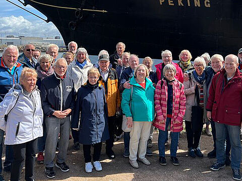 Kiel: Die Teilnehmer vor dem Großsegler Peking. Foto: DBwV/ LV Nord