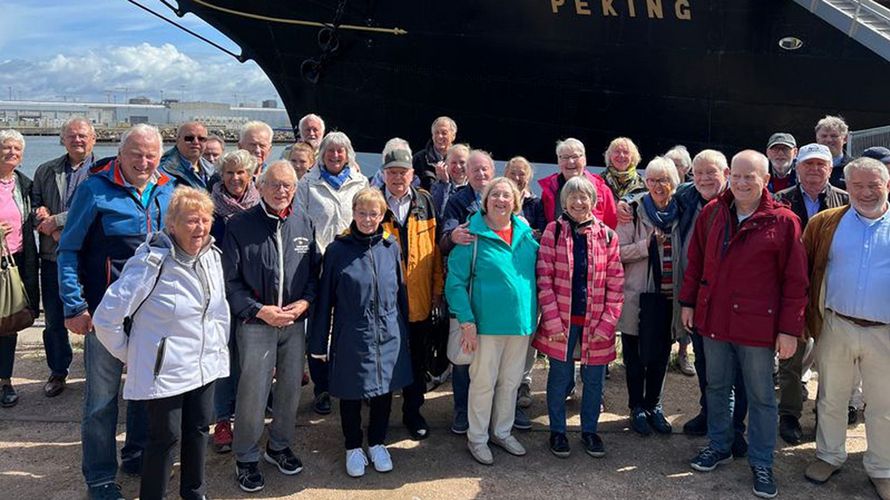 Kiel: Die Teilnehmer vor dem Großsegler Peking. Foto: DBwV/ LV Nord