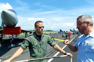 In Nörvenich: Vor einem Eurofighter unterhält sich der Vorsitzende Luftwaffe im DBwV, Oberstleutnant i.G. Detlef Buch, mit einem Oberleutnant der Luftwaffe. Foto: Henning