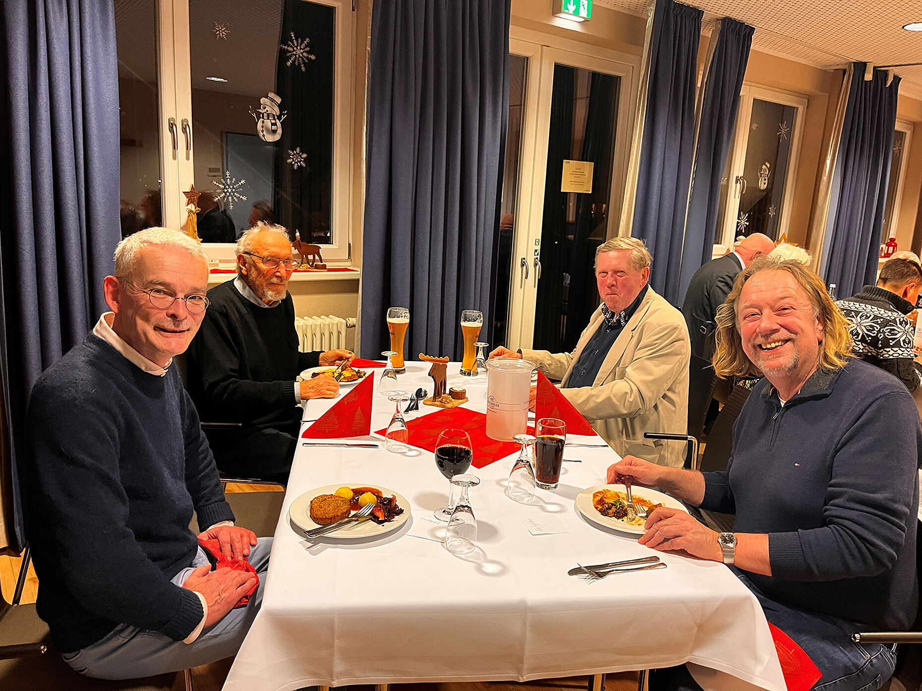 Beim abschließenden Weihnachtsessen nutzten die Teilnehmer die Chance, miteinander ins Gespräch zu kommen. Foto: Roland Lorenz