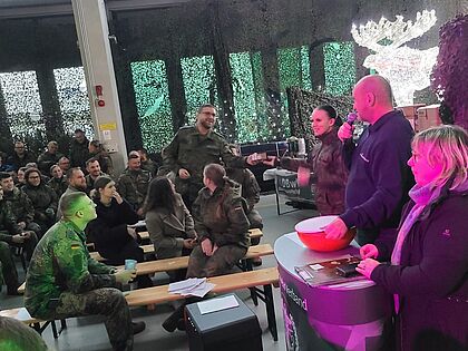 Gemeinsam mit seinen Glücksfeen brachte der Standortbeauftragte, Walter Trump die Gewinne der Tombola an Mann und Frau. Foto: Steffen Schröder