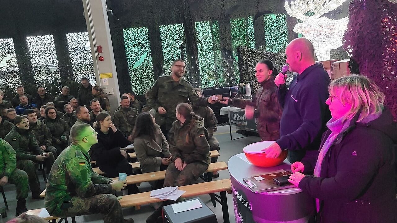 Gemeinsam mit seinen Glücksfeen brachte der Standortbeauftragte, Walter Trump die Gewinne der Tombola an Mann und Frau. Foto: Steffen Schröder