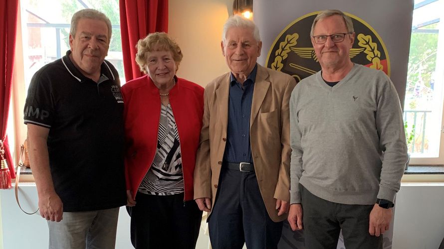 Der neugewählte Vorstand der KERH Königs-Wusterhausen (v.l.n.r.): Oberstabsfeldwebel a.D. Norbert Müller, Hauptmann a.D. Uwe Reddig, Doris Mosshammer und Oberst a.D. Arnold Mosshammer. Foto: Steffen Braun