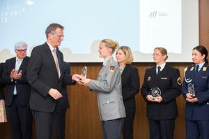 Staatssekretär Dr. Ralf Brauksiepe übergibt den Preis "Peacekeeper 2015" an Oberleutnant Henriette Vetter für Ihren Einsatz in Somalia