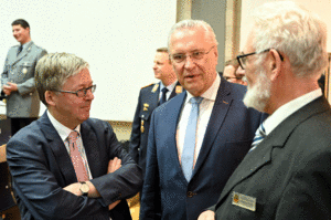 Wehrbeauftragter Dr. Hans-Peter Bartels mit Bayerischem Staatsminister Joachim Herrmann (MdL) und Oberstleutnant a.D. Thomas Sohst, Vorsitzender Landesverband West im DBwV. Foto: DBwV/Ingo Kaminsky