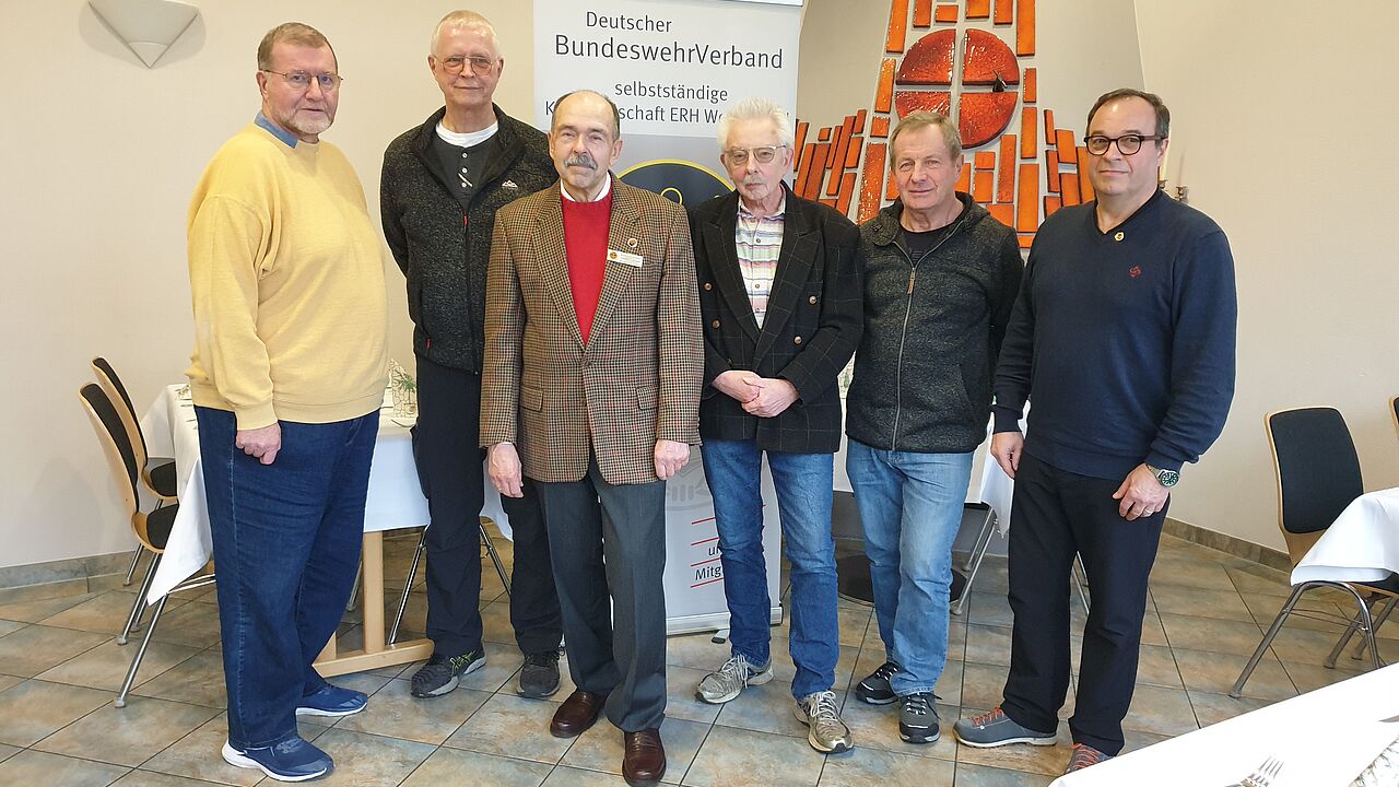 Hauptmann a.D. Leo Schröder (von links), Stabsfeldwebel a.D. Jürgen Karwe, Hauptmann a.D. Friedhelm Chmieleck, Oberstabsfeldwebel a.D. Wolfgang Binder,   Stabsfeldwebel a.D. Heinz Grether und Oberstabsfeldwebel a.D. Michael Zeutzheim. Foto: Michael Schwab