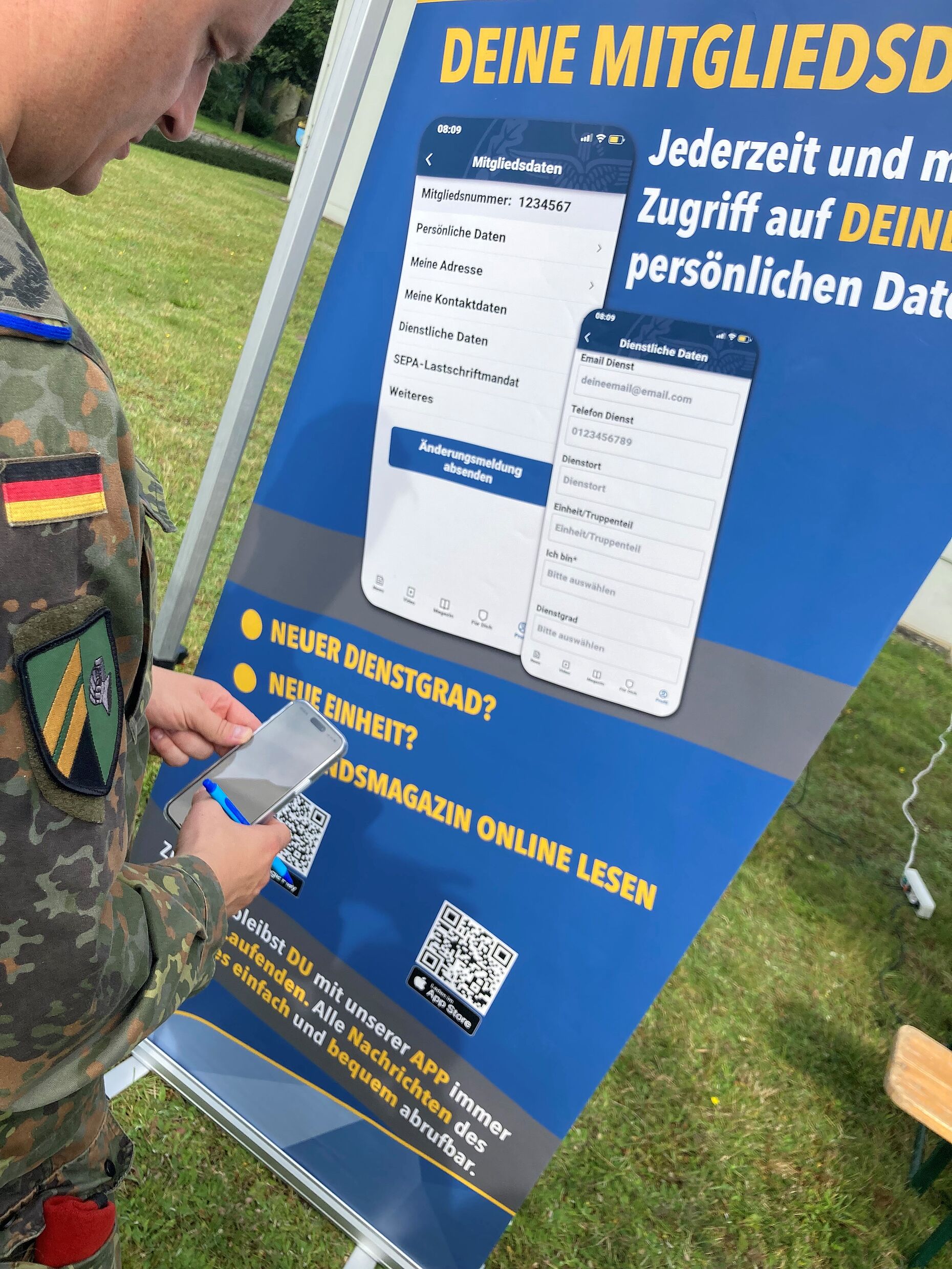 Am Informationsstand des DBwV bestand die Möglichkeit seine persönlichen Daten auf Aktualität zu überprüfen und dort wo erforderlich, dank der Installation der DBwV-App direkt vor Ort zu aktualisieren. Foto: Walter Trump