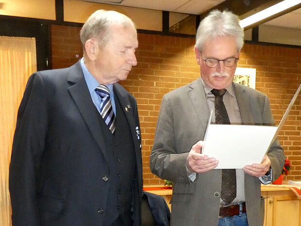 Priesemann ehrt OTL a.D. Bernd Moßmann, Beisitzer im Vorstand der KERH, mit der Verdienstnadel in Silber. Foto: DBwV