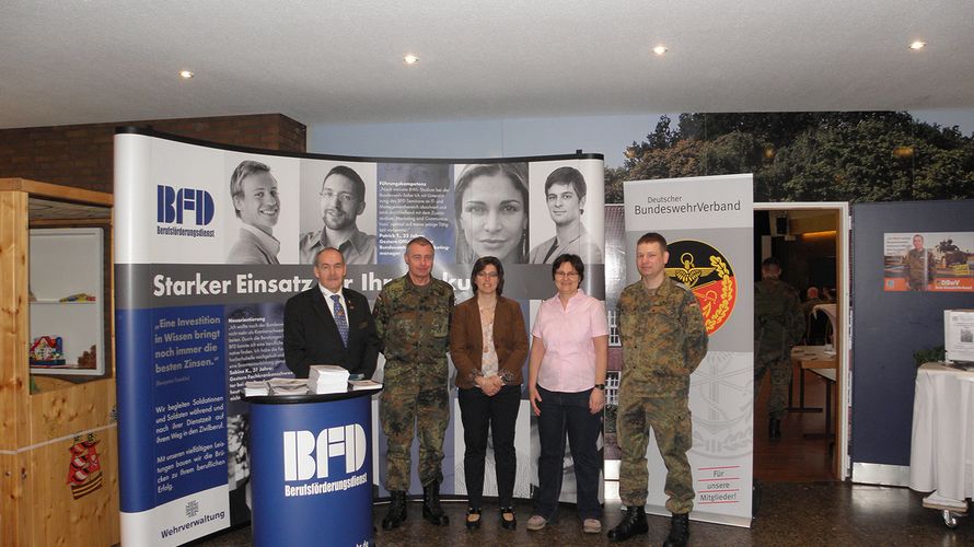 Stabsfeldwebel a.D. Harms, Oberstleutnant Mauritz, Ratsamtsfrau Stecher, Ratsamtsfrau Konrad und Stabsfeldwebel Bartels Foto: Becker