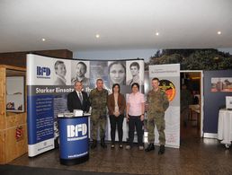 Stabsfeldwebel a.D. Harms, Oberstleutnant Mauritz, Ratsamtsfrau Stecher, Ratsamtsfrau Konrad und Stabsfeldwebel Bartels Foto: Becker