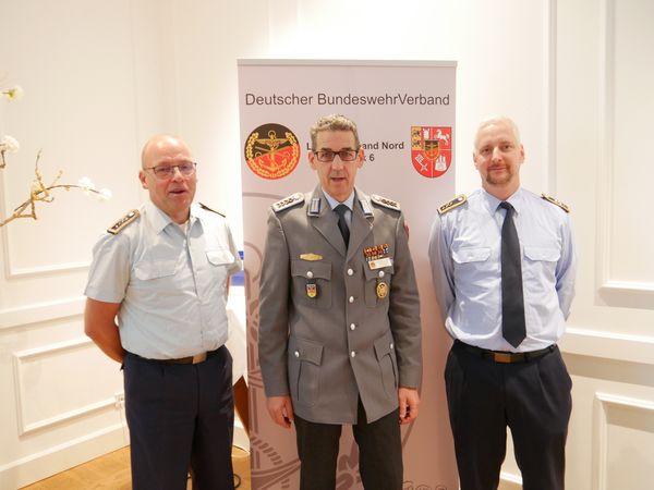 Oberstabsfeldwebe Ralf Müller (von links), Oberstabsfeldwebel Oliver Sekuli und Stabsfeldwebel Sascha Bartels nach der Ehrung. Foto: DBwV