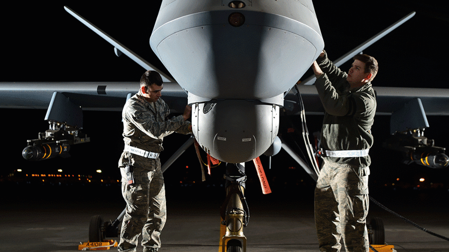 US-Soldaten bereiten eine Drohne vom Typ MQ-9 "Reaper" für eine Übung vor. Die SPD knüpft den möglichen Einsatz bewaffneter Drohnen durch die Bundeswehr an strenge Bedingungen. Foto: Staff Sgt. Nadine Barclay/Released