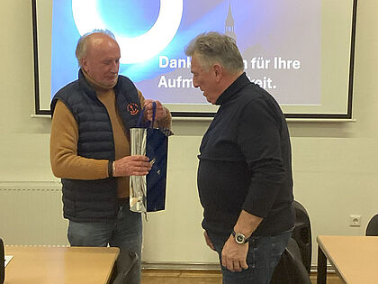 Hauptmann a.D. Wilfried Koch (l.) vom Vorstand mit dem Referenten Paul Bloem. Foto: LV Nord