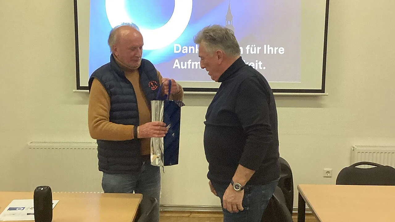 Hauptmann a.D. Wilfried Koch (l.) vom Vorstand mit dem Referenten Paul Bloem. Foto: LV Nord