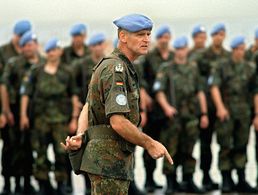 Helmut Harff, damals noch im Rang eines Oberst, mit deutschen Soldaten am Flughafen von Mogadischu.