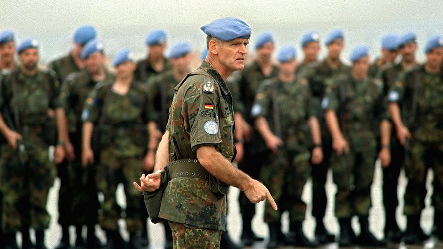 Helmut Harff, damals noch im Rang eines Oberst, mit deutschen Soldaten am Flughafen von Mogadischu.