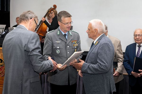 Treue Mitglieder zu ehren und verdiente Mandatsträger auszuzeichnen, ist gelebte Kameradschaft in einer KERH. Bei der 50. Geburtstagsfeier der KERH in Munster im Mai 2022 übernahm Oberst André Wüstner die Ehrung. Foto: DBwV/Yann Bombeke