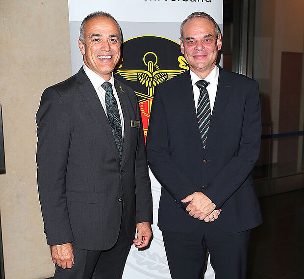 Staatssekretär Benedikt Zimmer und DBwV-Vize Oberstabsfeldwebel a.D. Jürgen Görlich. Foto: DBwV/Mika Schmidt