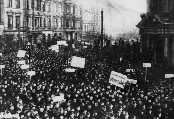 Demonstration von Matrosen Anfang November 1918 in Kiel. „Bevölkerung Kiels bleib ruhig“, heißt es auf einem der Plakate Foto: picture alliance