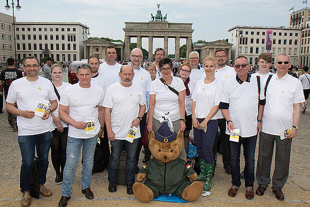 Die Arbeitsgruppe 4 des Netzwerks der Hilfe verteilte gelbe Schleifen an die Passanten
