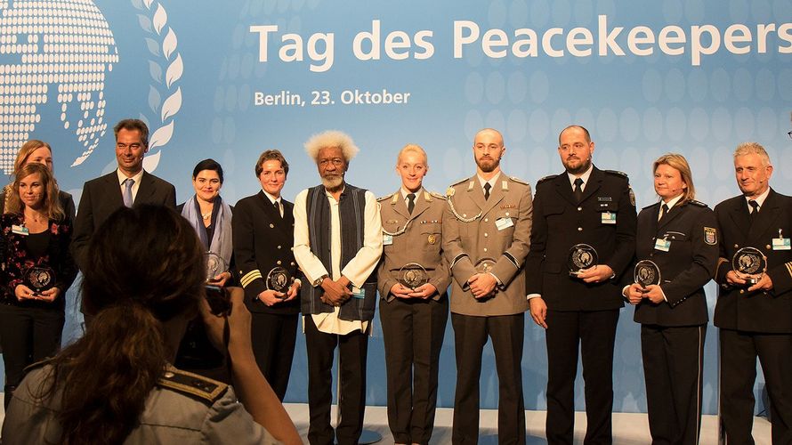 Die anlässlich des „Tags des Peacekeepers“ Ausgezeichneten bei einem gemeinsamen Gruppenbild mit Wole Soyinka. Der nigerianische Literaturnobelpreisträger hatte anlässlich der Festveranstaltung aus einem seiner Texte gelesen. Foto: DBwV/Kruse