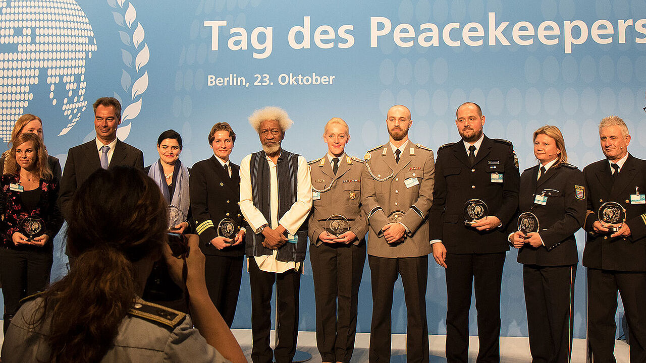 Die anlässlich des „Tags des Peacekeepers“ Ausgezeichneten bei einem gemeinsamen Gruppenbild mit Wole Soyinka. Der nigerianische Literaturnobelpreisträger hatte anlässlich der Festveranstaltung aus einem seiner Texte gelesen. Foto: DBwV/Kruse